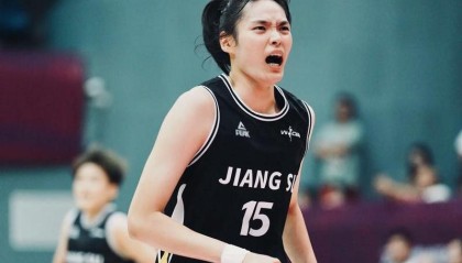 开云体育app-轰17+5力扛坎贝奇！中国女篮26岁2米悍将进化：宫鲁鸣征召她？