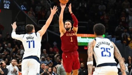 59英尺三分绝杀独行侠 斯特鲁斯疯狂一投引爆球馆