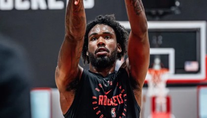 防守大闸！火箭社媒晒伊森现身火箭训练馆的训练组图